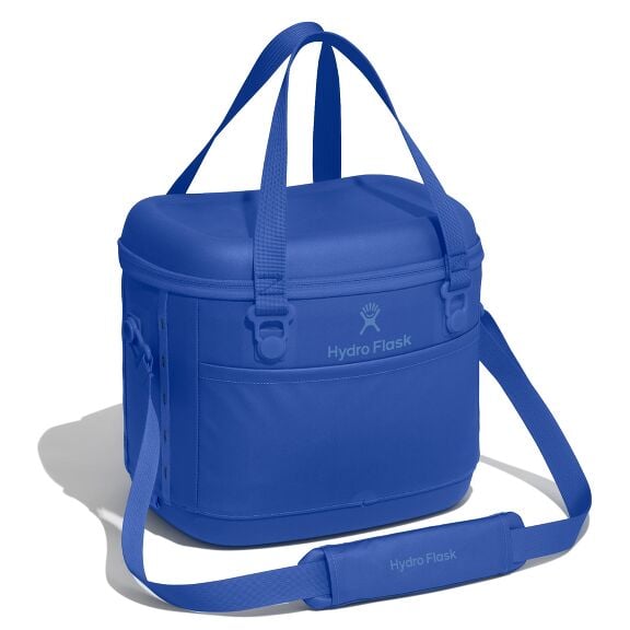 carryouttm-soft-cooler-15-l-l4 12pco382_carryout_cooler_15l_capri_blue_angled_1.jpg