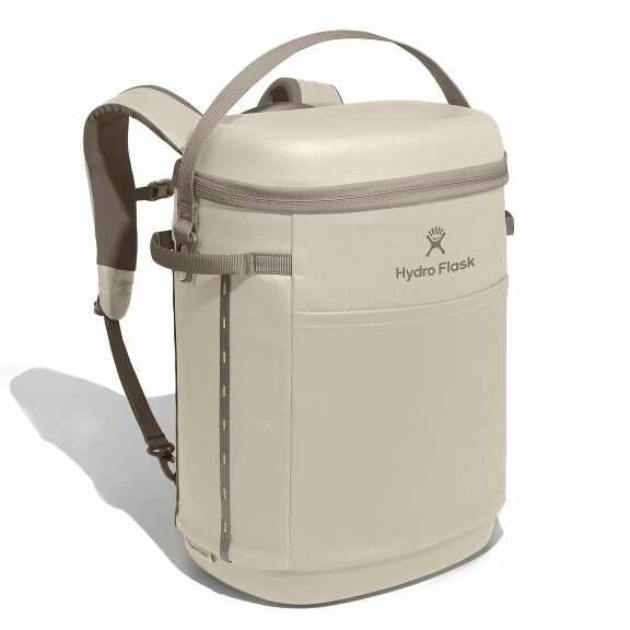 carryouttm-backpack-22-l-b5 18pco114-carryout-backpack-22l-oat-angled_1.jpg