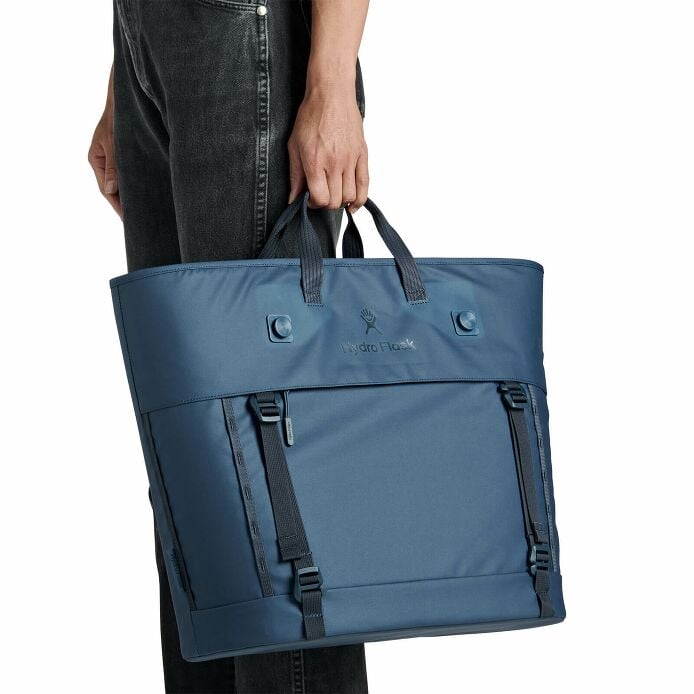 carryouttm-soft-cooler-tote-30-l-y8 250815_hydro_s26_hb_14619_2.jpg
