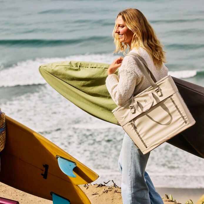 carryouttm-soft-cooler-tote-20-l-s8 hf_carryout_bouwer_d1_l1_torrey_pines_lifestyle_1142_1_1.jpg