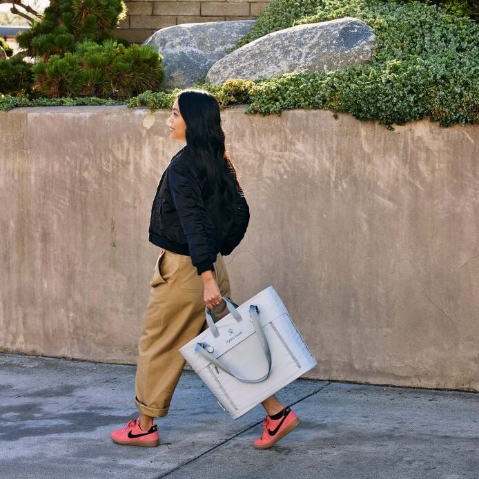 carryouttm-soft-cooler-tote-20-l-s8 hf_carryout_bouwer_d2_l1_stone_steps_0066_1.jpg