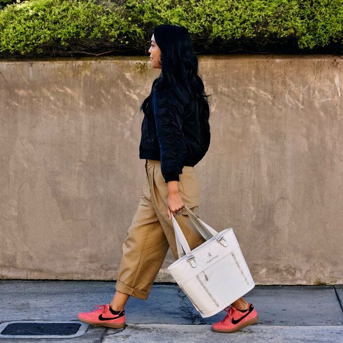 carryouttm-soft-cooler-tote-10-l-a6 hf_carryout_bouwer_d2_l1_stone_steps_0131_3.jpg