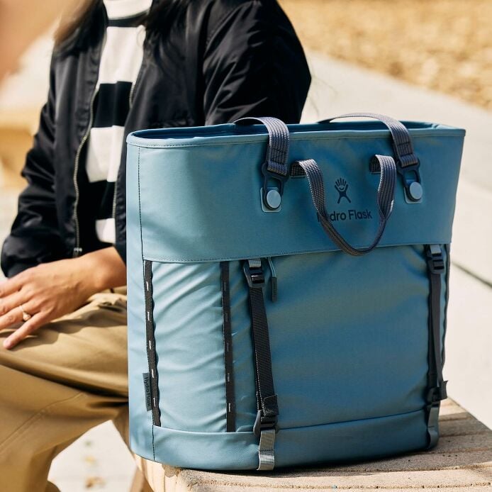 carryouttm-soft-cooler-tote-30-l-y8 hf_carryout_bouwer_d2_l2_parking_soccer_1930_1_1.jpg