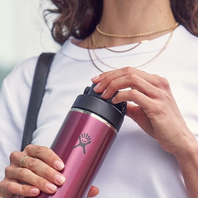 32-oz-lightweight-chug-cap-bottle-e6 hf_s26_lightweight_mcinnis_5123_1_8.jpg